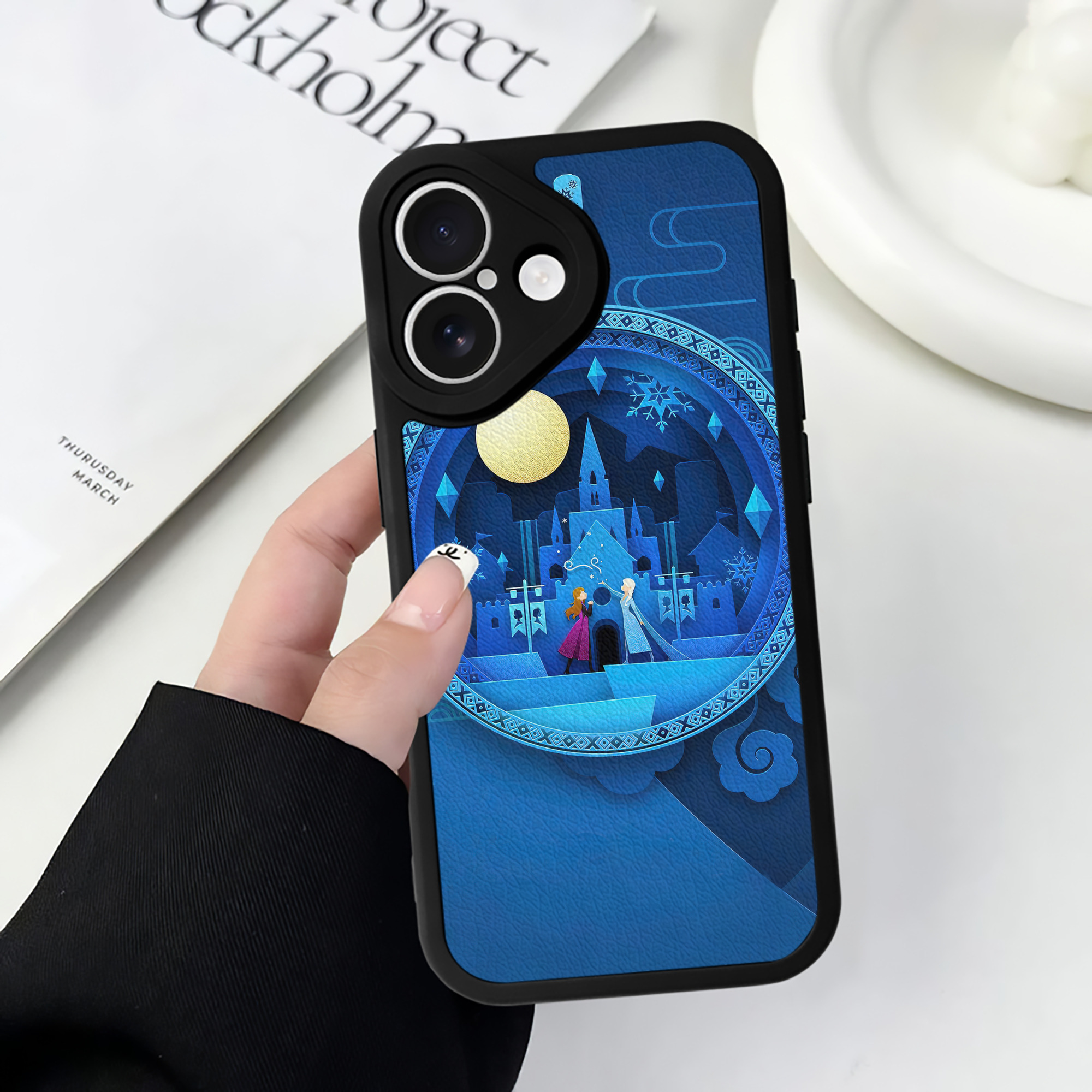 （画像用） アナと雪の女王 アンナ エルサ Frozen Anna Elsa 【iPhone 16シリーズ対応】シリコンスマホケース（レザー調） 材質：シリコン